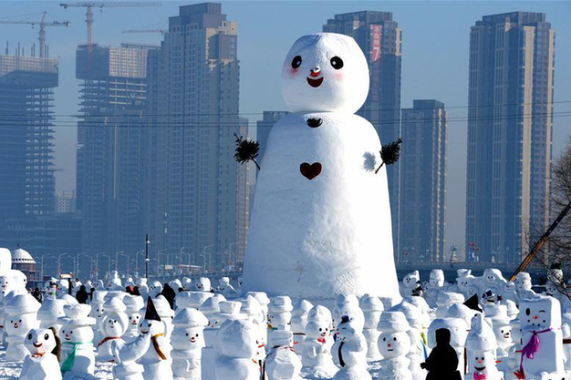 2018 Цасан хүний уран баримал Харбинд зорчигчидтой золголоо