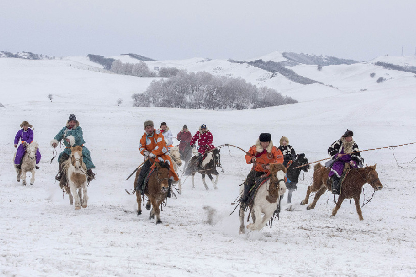 Хүр цасанд хөлөг довтолно