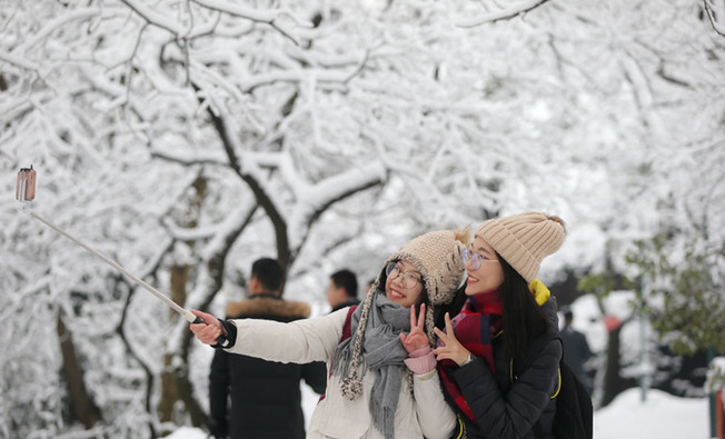 Шихү нуурын цасны үзэмж