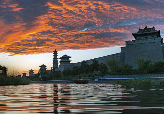 Намрын улбар туяан доорх эртний хот