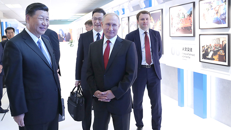 Ши Жиньпин ОХУ-ын Ерөнхийлөгч Путинтай хамт Хятад Оросын худалдаа эдийн засгийн хамтын ажиллагааны гэрэл зургийн үзэсгэлэнг сонирхов