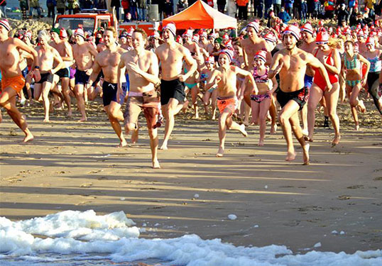 Нидерландынхан өвлийн усанд сэлж шинэ оноо угтан тэмдэглэв