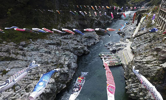 Японд уулын хөндийд булуу цагаан загасны хэлбэртэй өнгөт далбаа өлгөж эрэгтэй хүүхдийн баярыг угтав