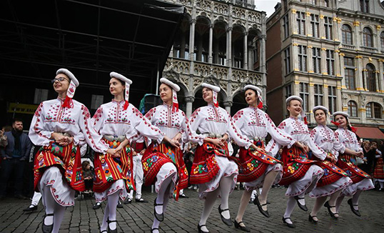 Балканы зан үйл Брюсселийн талбайд ид шидээ үзүүллээ