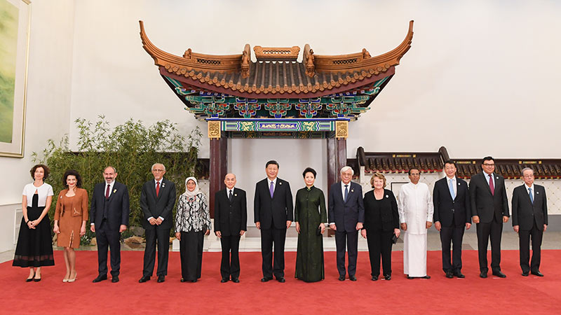 Ши Жиньпин тэргүүн хатагтайн хамт Азийн соёл иргэншлийн ярилцлагын хуралд оролцох гадаадын зочдыг хүлээн авав